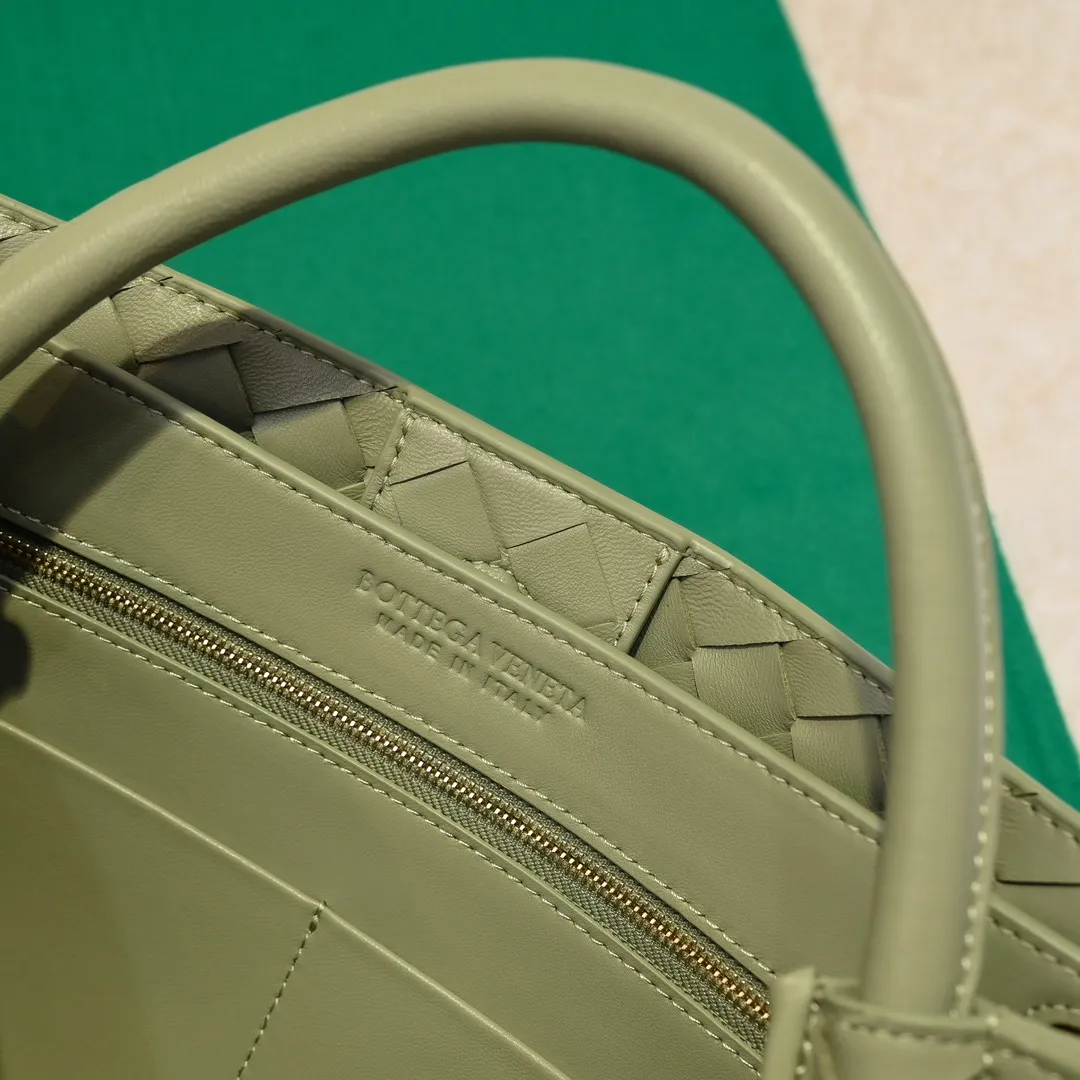 Batch 2460 BOTTEGA VENETA 2024 spring and summer new small ANDIAMO chain bag is also available! 🔥🔥I believe many friends have been waiting for a long time. The metallic chain adds a touch of sophistication to the original softness and elegance of Andiamo. The collision of classic craftsmanship and elegance creates a different kind of beauty. Style number: 6009 Size: 32*24*12cm